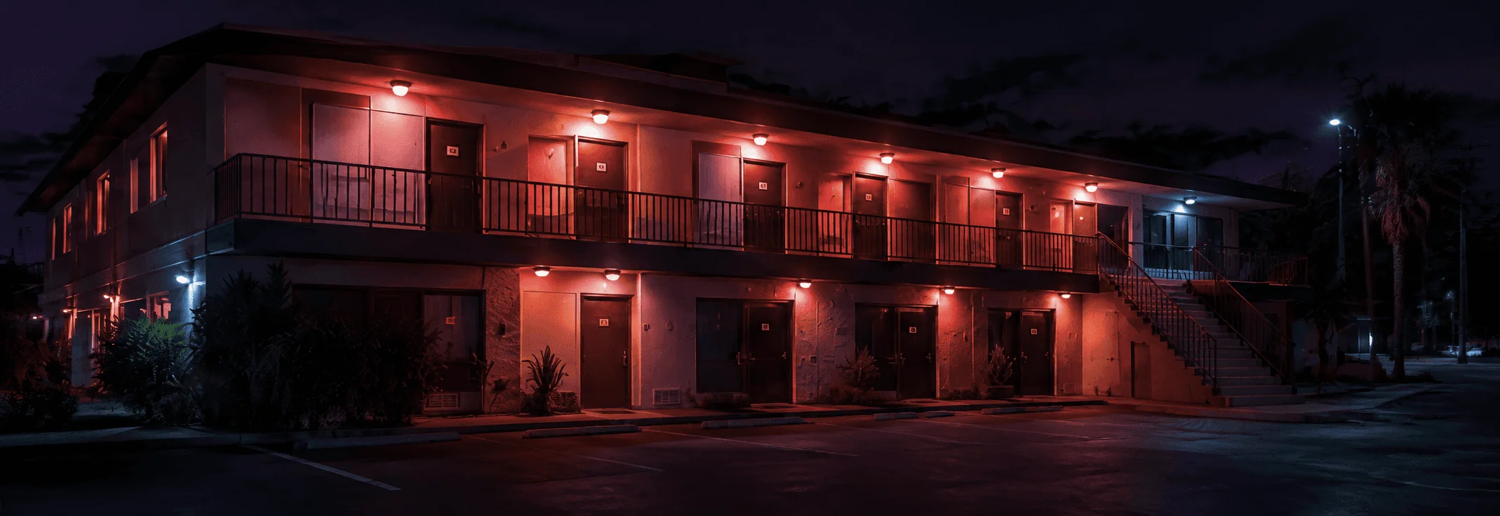 Hotel iluminado de noche